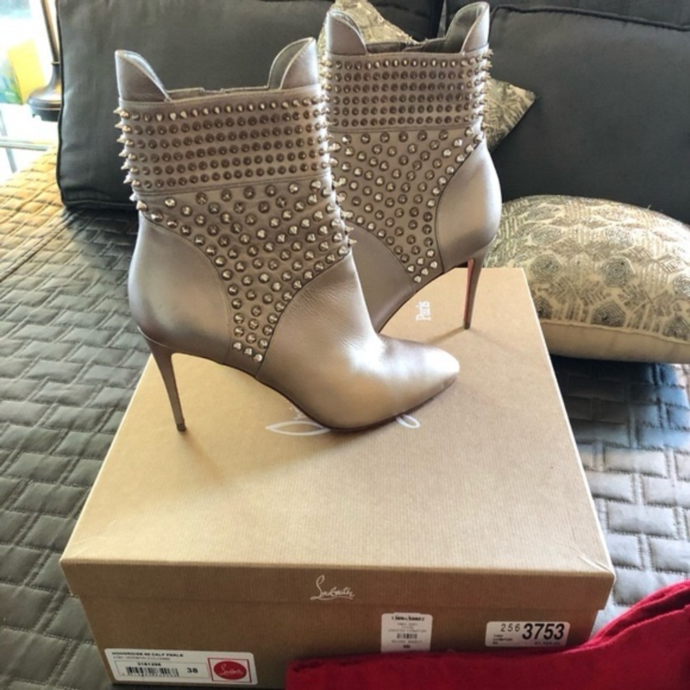 Christian Louboutin Hongroise Calf Perle 38